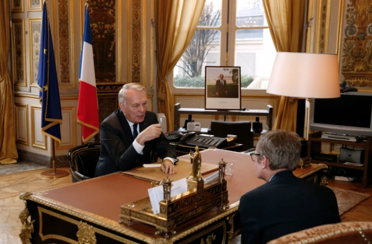 Le ministre français des Affaires étrangères Jean-Marc Ayrault, après sa nomination, à son bureau du Quai d'Orsay, le 12 février 2016 à Paris