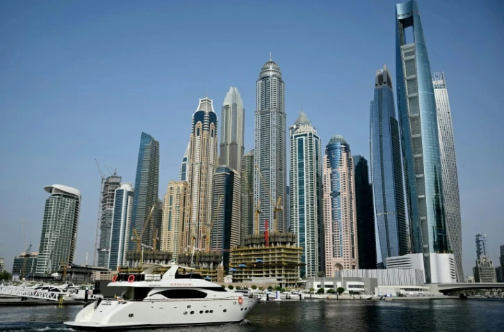 Un yacht dans la marina de Dubaï, le 6 août 2025 aux Emirats arabes unis