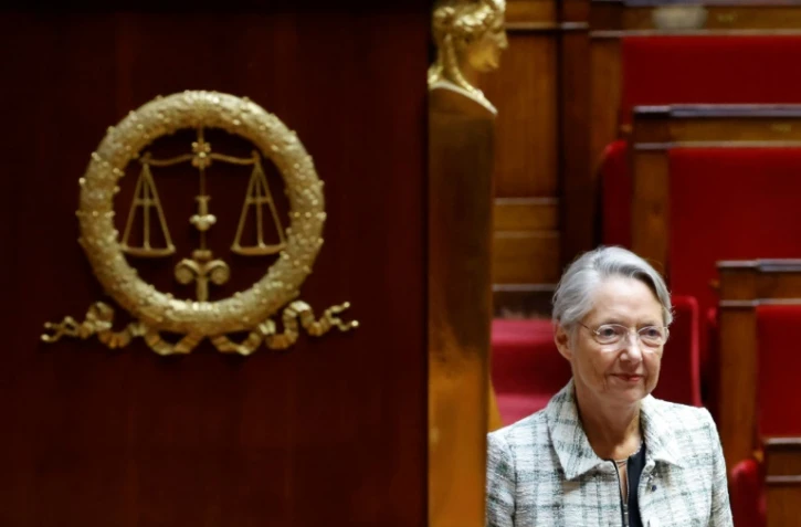 Elisabeth Borne, alors Première ministre, s'apprête à prononcer un discours à l'Assemblée nationale, le 4 décembre 2023 à Paris