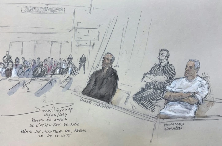 Croquis judiciaire de Mohamed Ghraieb (à droite) et Chokri Chafroud (centre) lors de leur procès en appel devant la cour d'assises spéciale de Paris, le 22 avril 2024
