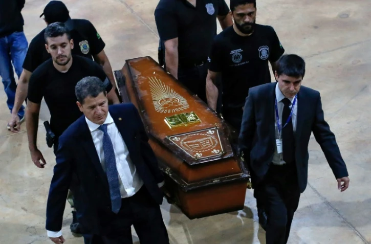 Des membres de la police fédérale portent l'un des cercueils contenant les restes humains du journaliste britannique Dom Phillips et de l'expert brésilien Bruno Pereira, le 16 juin 2022 à Brasilia