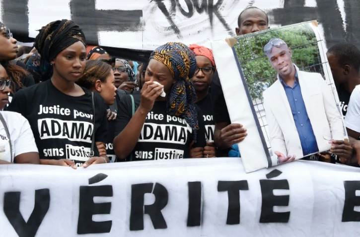 Assa (C), la soeur d'Adama Traoré, lors d'une manifestation réclamant la vérité sur sa mort, le 30 juillet 2016 à Paris