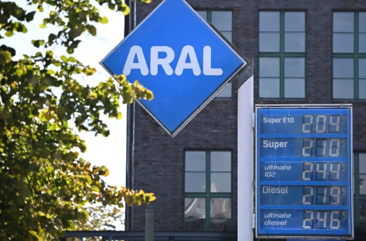 Les prix affichés dans une station-service à Berlin le 1er octobre 2026