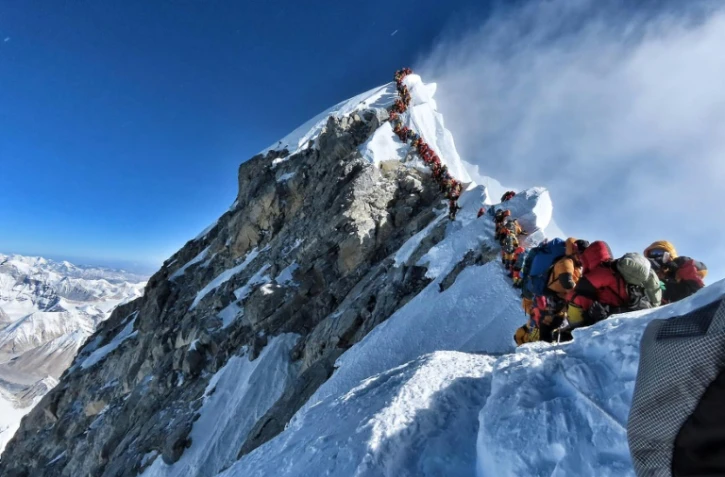 Photo prise le 22 mai 2019 et fournie par le Project Possible de l'alpiniste Nirmal Purja montrant la file d'attente au sommet de l'Everest
