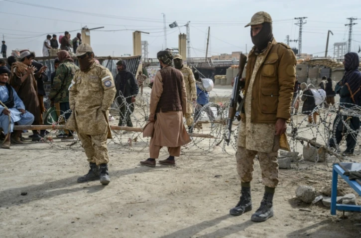 Des agents de sécurité talibans montant la garde près d'un poste-frontière entre l'Afghanistan et le Pakistan, dans le district de Spin Boldak, le 29 décembre 2025
