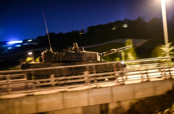 Un char de l'armée turque sur le pont du Bosphore à Istanbul, le 16 juillet 2016