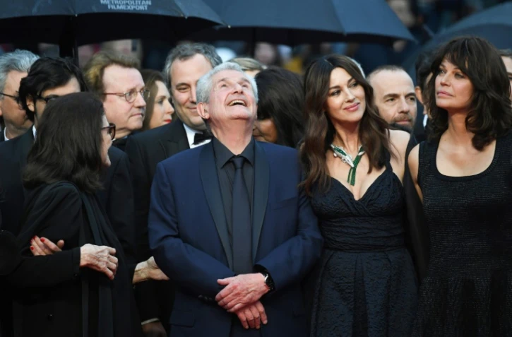 Le réalisateur Claude Lelouch (C)et les actrices Monica Bellucci et Marianne Denicourt arrivent pour la projection du film "Les Plus Belles Années D'Une Vie)" lors du 72e festival de Cannes, le 18 mai 2019