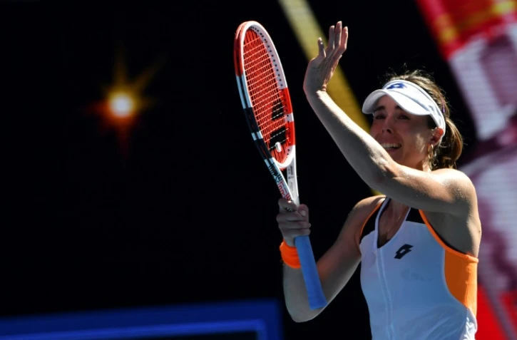 La joie d'Alizé Cornet, qualifiée pour le premier quart de finale de Grand Chelem de sa carrière, après sa victoire face à la Roumaine Simona Halep à l'Open d'Australie, le 24 janvier 2022 à Melbourne