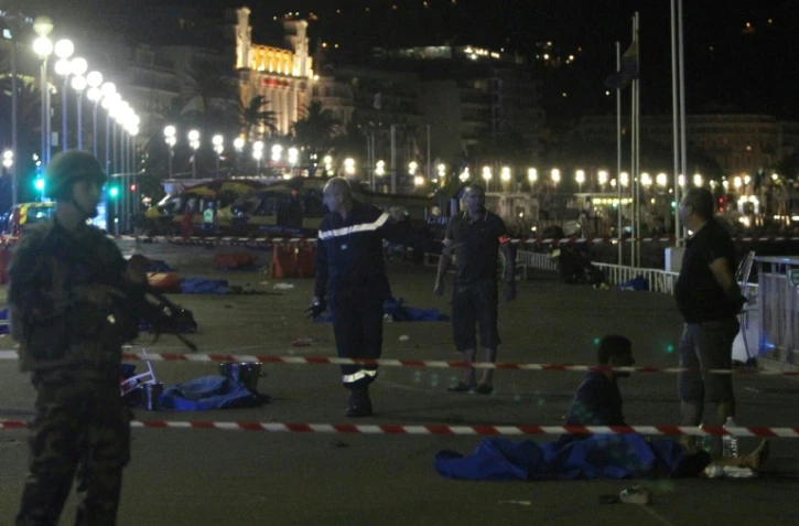 Policiers et pompiers sur le lieu de l'attentat le 15 juillet 2016 à Nice