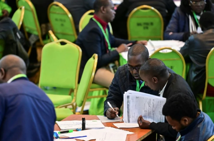 Des responsables de la commission électorale vérifient les résultats de l'élection présidentielle au Kenya, à Nairobi samedi 13 août 