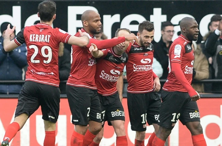 Les joueurs de Guingamp fêtent le but de Nicolas Bénézet face à Lyon, le 11 février 2017 au Roudourou