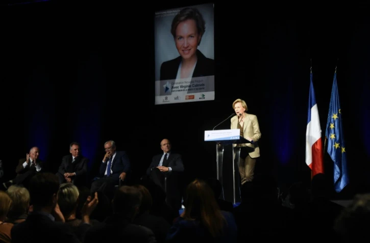 Virginie Calmels, candidate LR en région Aquitaine-Limousin-Poitou-Charentes, en meeting électoral aux côtés de Dominique Bussereau, Francois Bayrou (d), Jean-Pierre Raffarin,  et Alain Juppé (de g à d), le 28 novembre 2015 à Bordeaux