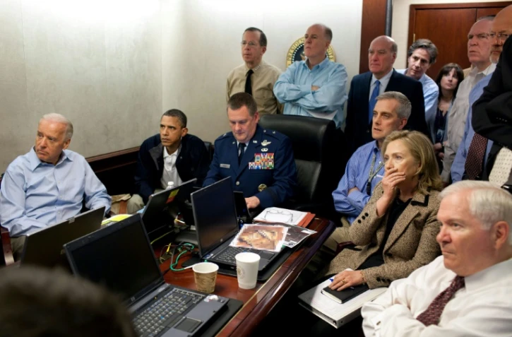 Le président Barack Obama (2e g, le vice-président Joe Biden (g),et leurs conseillers dont  John Brennan (au fond, 2e d) suivent avec canxiété le raid du 1er mai 2011 qui a permis de tuer Oussama ben Laden à Abbottabad, au Pakistan 