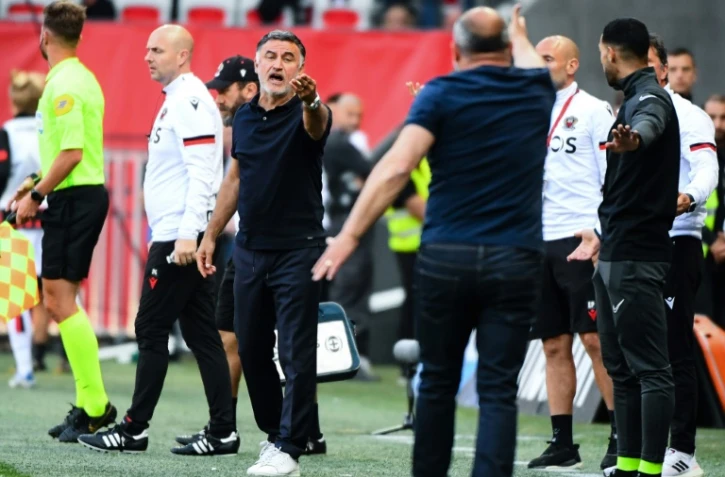 Christophe Galtier (au centre) lors du match contre l'AS Saint-Etienne le 11 mai 2022 à Nice. "Si c'est ça notre société, on est dans la merde", a réagi l'entraîneur niçois après les chants injurieux de supporters visant Emiliano Sala, ancien footballeur nantais mort dans un accident d'avion