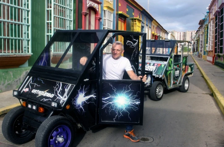 El venezolano Augusto Pradelli presenta dos modelos de vehículos eléctricos que fabricó, en el barrio El Saladillo en Maracaibo, estado Zulia, Venezuela, el 10 de septiembre de 2022.