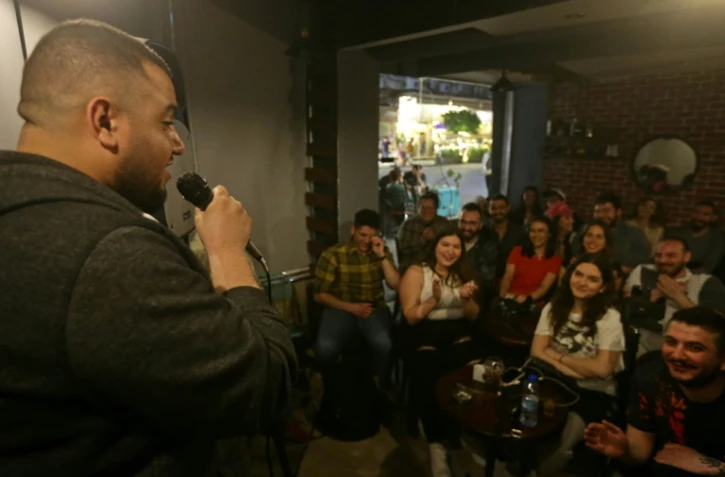 Soirée humoristique dans un café de Damas, le 24 avrl 2023 en Syrie