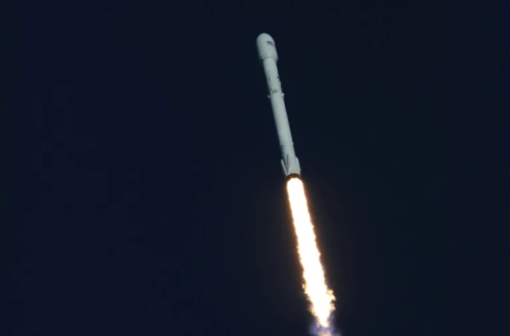 La fusée Falcon 9, après un décollage le 19 avril 2018 depuis Cap Canaveral (Floride)