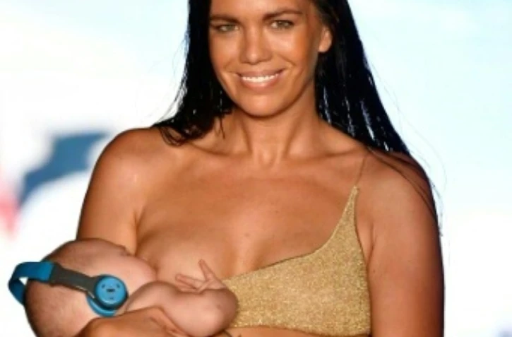 La mannequin américaine Mara Martin défile en allaitant son bébé, Aria, à Miami le 15 juillet 2018