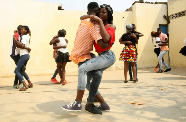 Un cours de kizomba, danse angolaise très en vogue, dans le quartier de Mabor à Luanda, le 27 août 2017 en Angola