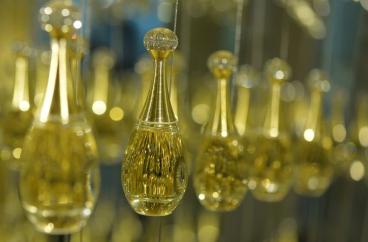 Des flacons du parfum "J'adore" de Dior en juin 2013 à Paris
