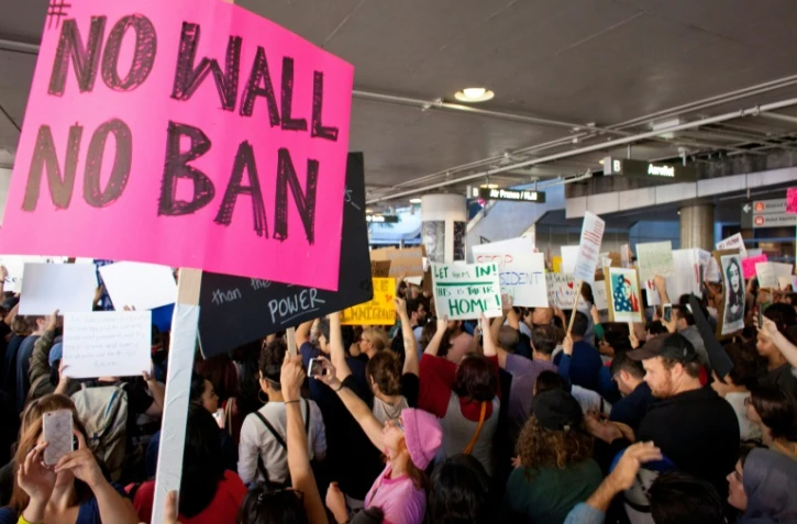 Manifestation contre le décret migratoire signé par le président Trump, le 29 janvier 2017 à l'aéroport de Los Angeles