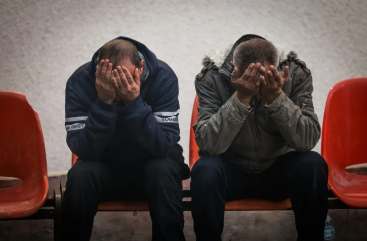 Des Palestiniens pleurent leurs proches tués dans des bombardements israéliens, le 29 décembre 2023 à l'hôpital Al-Najar de Rafah, dans le sud de la bande de Gaza