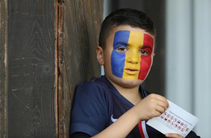 Un jeune supporter de la Roumanie assiste à l'entraînement de la sélection, à Orry-la-Ville le 5 juin 2016