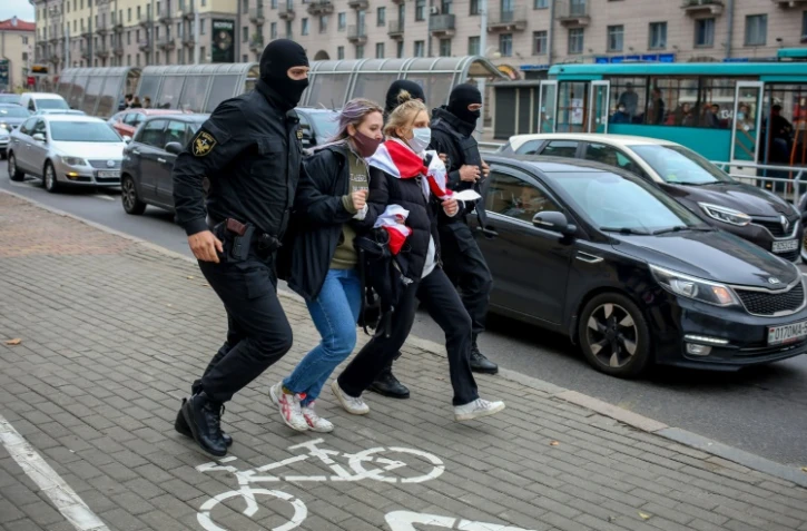 Interpellation de deux manifestantes pendant un rassemblement de l'opposition à Minsk, le 17 octobre 2020