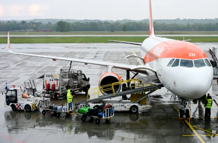 Un avion de la compagnie Easyjet est ravitaillé sur le tarmac de l'aéroport de Milan Malpensa, le 13 avril 2026 