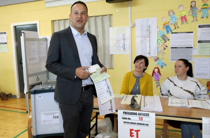 Le Premier ministre irlandais Leo Varadkar dans un bureau de vote lors des élections européennes, le 24 mai 2019 à Dublin
