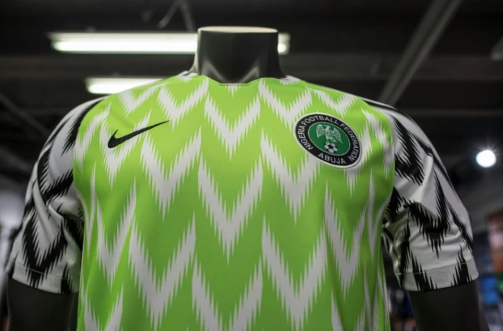 Le maillot des Super Eagles du Nigeria pour le Mondial-2018, photographié dans une boutique de Lagos le 4 juin 2018  