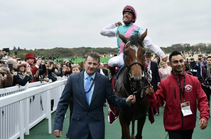 Le jockey italien Lanfranco Dettori sur son cheval "Enable" après avoir remporté le Prix de l'Arc de Triomphe à Paris le 7 octobre 2018