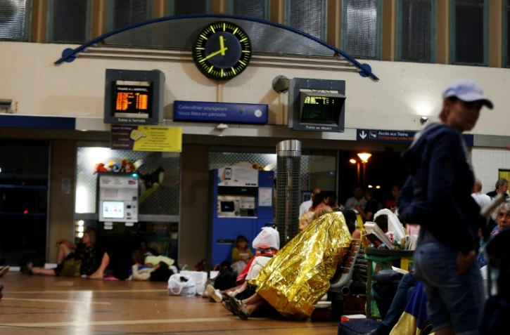 Des passagers bloqués en gare de Lisieux (Calvados) dans la nuit du 7 au 8 août 2018, après que des orages ont provoqué des chutes d'arbres sur les voies, empêchant la circulation des trains