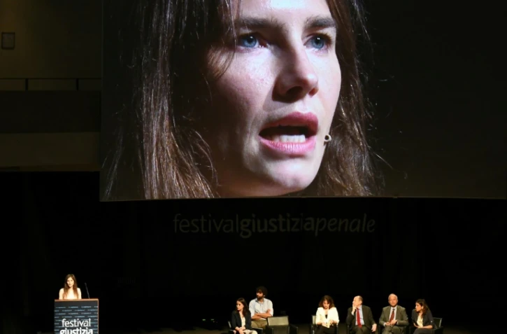 L'Américaine Amanda Knox (en bas à gauche et sur l'écran) lors d'une conférence "Condamnations injustifiées et populisme judiciaire" à Modène, en Italie, le 15 juin 2019