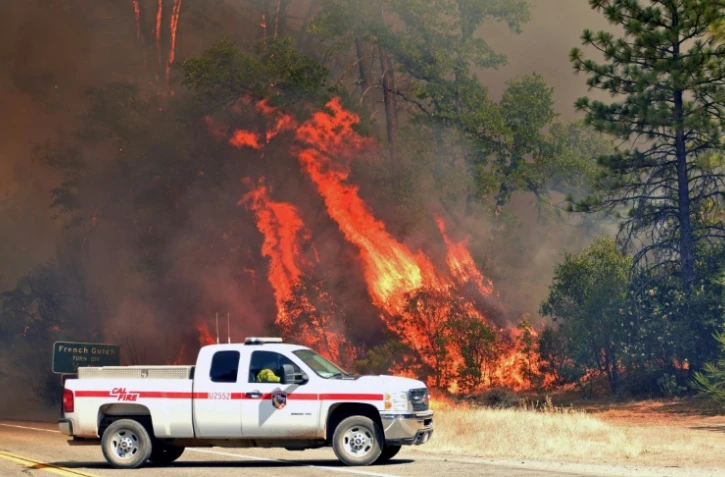Les flammes rongent les forêts californiennes, comme près de Redding le 27 juillet 2018