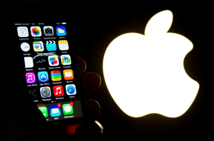 Un smartphone iPhone présenté devant le logo d'Apple le 30 janvier 2015 à Lille