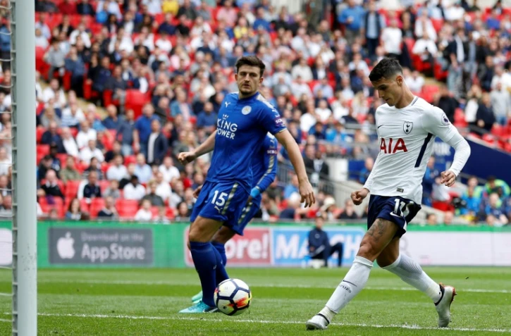 L'Argentin de Tottenham Erik Lamela (d) marque contre Leicester en Premier League, le 13 mai 2018 au stade de Wembley à Londres 