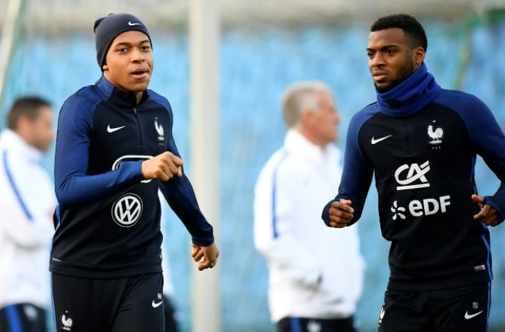 Les Français Kylian Mbappé (g) et Thomas Lemar lors d'un entraßnement, le 24 mars 2017 à Luxembourg