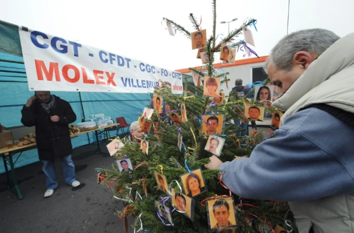 Des salariés de Molex manifestent le 23 décembre 2008, devant l'usine de Villemur-sur-Tarn (France)