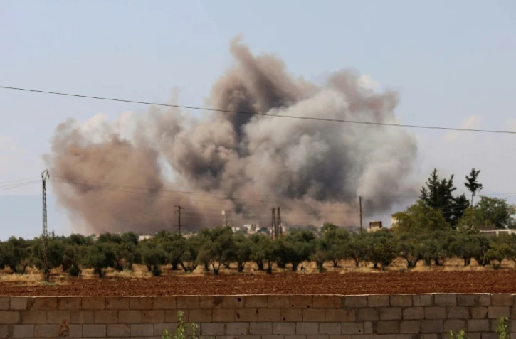 Panache de fumée après un bombardement près du village d'Al-Muntar dans le sud de la province d'Idleb, dernier bastion rebelle en Syrie, le 8 septembre 2018
