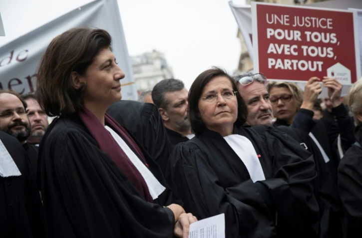La présidente du CNB Christiane Feral-Schuhl (g) et la batonnière de Paris Marie-Aimée Peyron (d) manifestent le 15 novembre 2018 à Paris contre la réforme de la justice