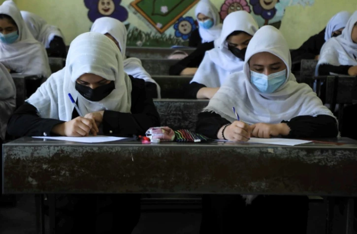 Des filles dans leur école à Hérat, le 17 août 2021 après le retour au pouvoir des talibans en Afghanistan
