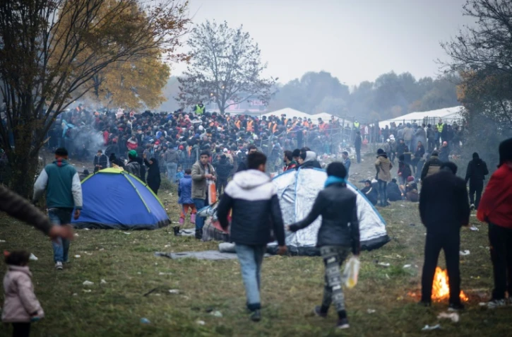 Des migrants et réfugiés attendent à la frontière entre la Slovénie et l'Autriche, le 27 octobre 2015 à Sentilj, en Slovénie