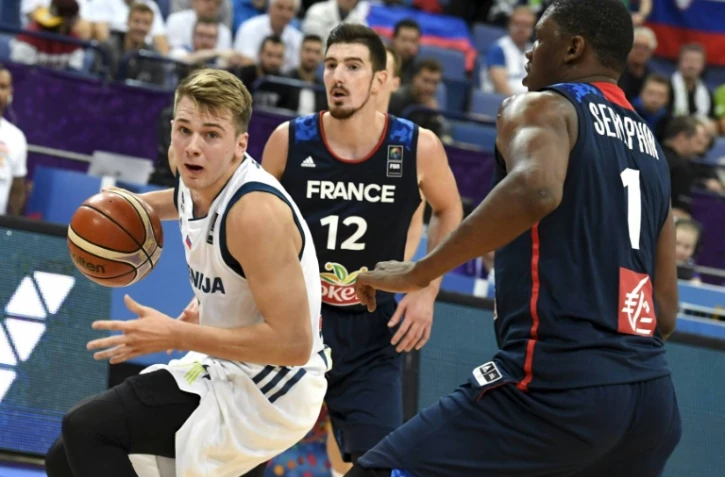 Le Slovène Luka Doncic et les Français Kevin Seraphin et Nando de Colo au cours du match remporté par la Slovénie 95-88 en poule de l'Euro-2017 de basket ball à  Helsinki, le 6 septembre 2017 