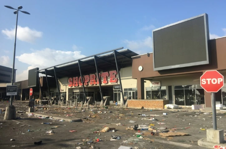 Un centre commercial pillé le 22 octobre 2020 à Lagos