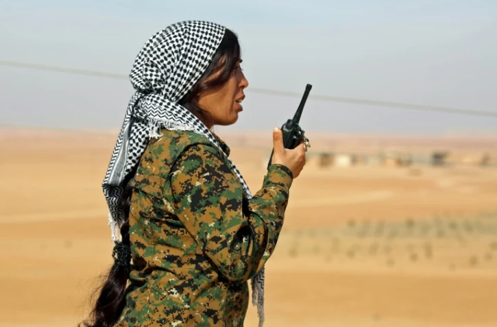 Rojda Felat, cheffe des unités féminines de protection des femmes kurdes (YPJ), donne des ordres par walkie-talkie dans le village de Mazraat Khaled, à environ 40 km de la capitale de Raqa, le 9 novembre 2016