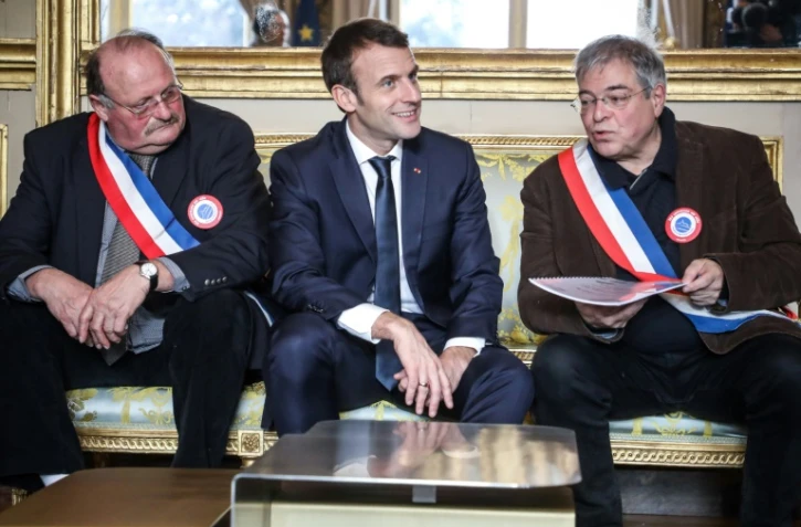 Emmanuel Macron avec Vanik Berberian (D), président de l'Association des maires ruraux de France et le secrétaire général Michel Fournier (G), le 14 janvier 2019 à Paris
