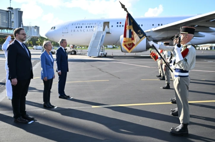Elisabeth Borne, le ministre de la Santé Aurélien Rousseau et le ministre des Outre-mer Philippe Vigier à l'aéroport de Dzaoudzi de Mayotte le 8 décembre 2023
