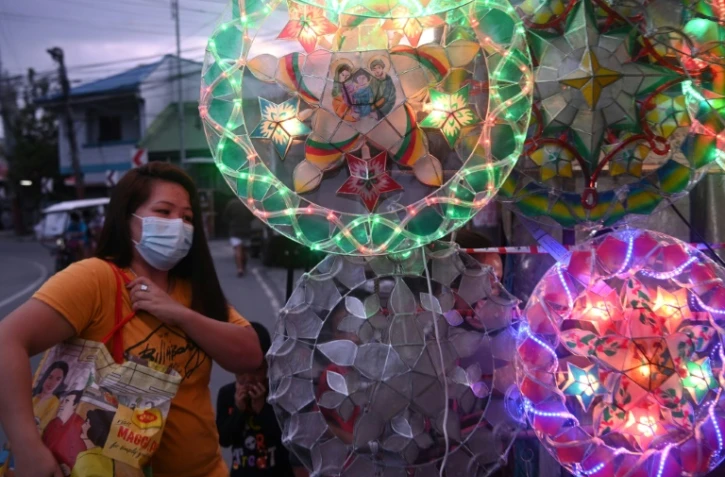 Une cliente fait ses achats de décoration de Noël le 5 novembre 2020 dans une rue commerçante de Manille