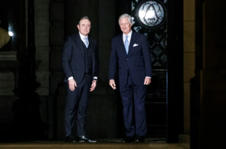 Le chef des conservateurs flamands (N-VA), Bart De Wever, et le roi Philippe de Belgique, avant une réunion pour discuter des négociations en vue de former un gouvernement fédéral au Palais Royal à Bruxelles, le 31 janvier 2025